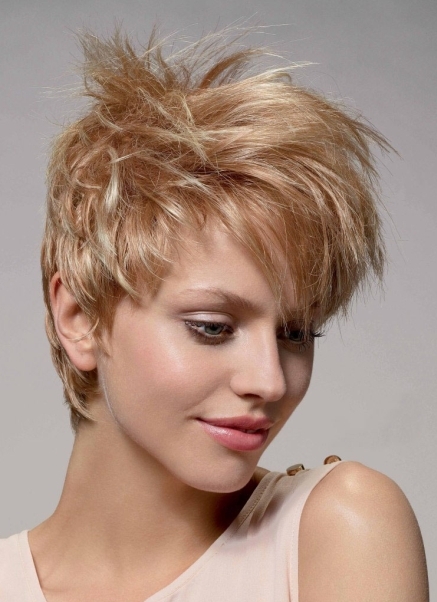 fryzury krótkie blond włosy postawione, poczochrane i utrwalone, uczesanie damskie zdjęcie numer 30